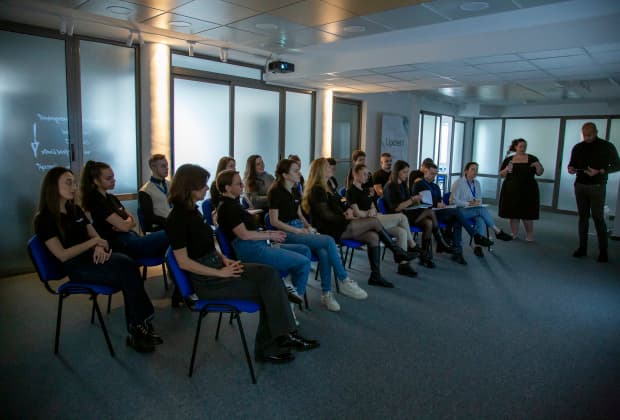 Participants gather for an interactive session during the Master Class on Minimal Invasive Adhesive Dentistry, engaging in detailed discussions guided by the instructors in a collaborative learning environment.