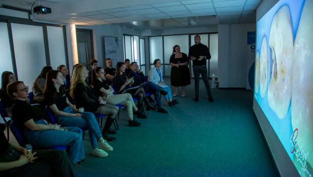 Ахмед Тарек Фарук представя лекция на студентите