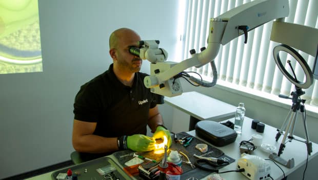 Ахмед Тарек Фарук извършва микрохирургична дентална процедура